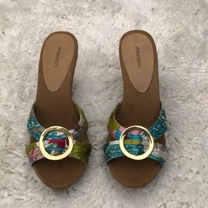 Cute faux wooden heel pump